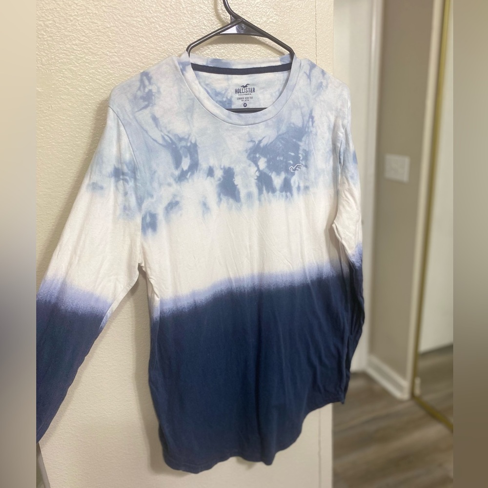 Hollister dip dyed long sleeve curved hem T-shirt. Size medium.